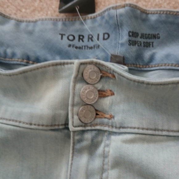 Torrid Women Sz 26 Cropped Jegging Light Blue Stretch Distressed Denim Pants - Picture 3 of 8